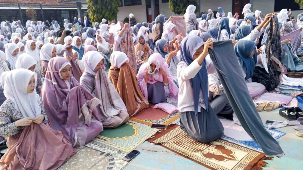 Bangun Kedisiplinan dan Keimanan, Siswi MAN 1 Majalengka Biasakan Salat Duha