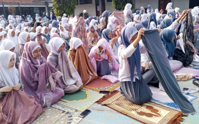 Bangun Kedisiplinan dan Keimanan, Siswi MAN 1 Majalengka Biasakan Salat Duha
