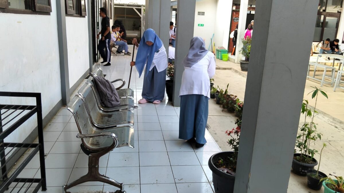 Jaga Kebersihan Kelas, Siswi Kelas X. 9 MAN 1 Majalengka Gelar Piket Bersama Usai KBM