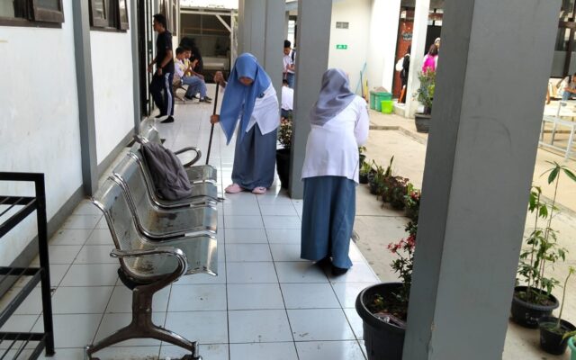 Jaga Kebersihan Kelas, Siswi Kelas X. 9 MAN 1 Majalengka Gelar Piket Bersama Usai KBM