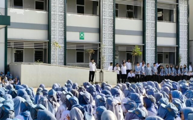 Waka Kesiswaan MAN 1 Majalengka Beri Penguatan Kedisiplinan Usai Upacara Bendera