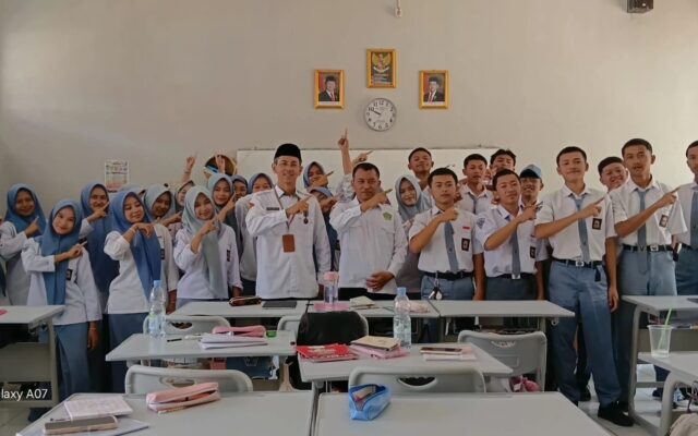 Waka Humas MAN 1 Majalengka Supervisi Pembelajaran Matematika Kelas XI Berbasis KBC