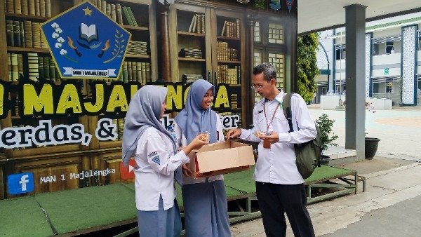 Tingkatkan Jiwa Kewirausahaan, Siswa MAN 1 Majalengka Praktikkan Bisnis Kuliner Pizza Mini