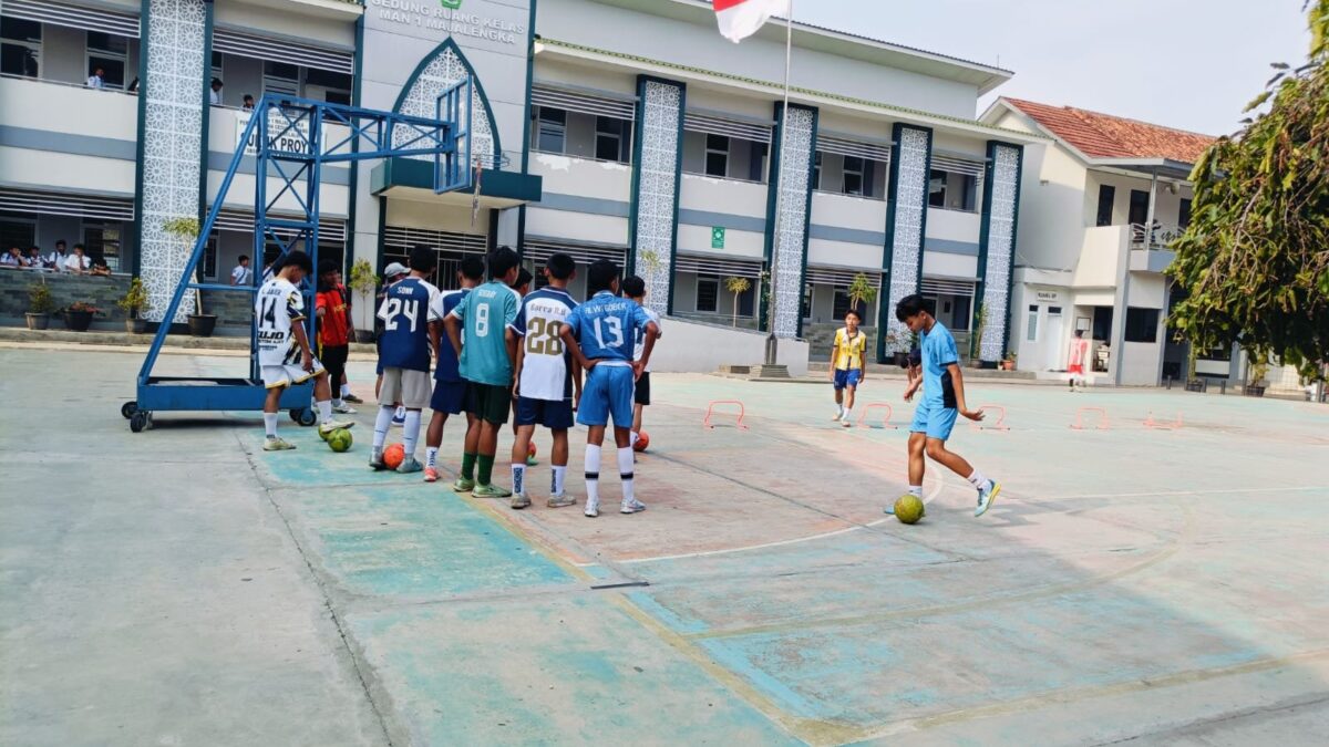 Konsisten dan Bersemangat, Siswa MAN 1 Majalengka Ikuti Pembinaan Futsal