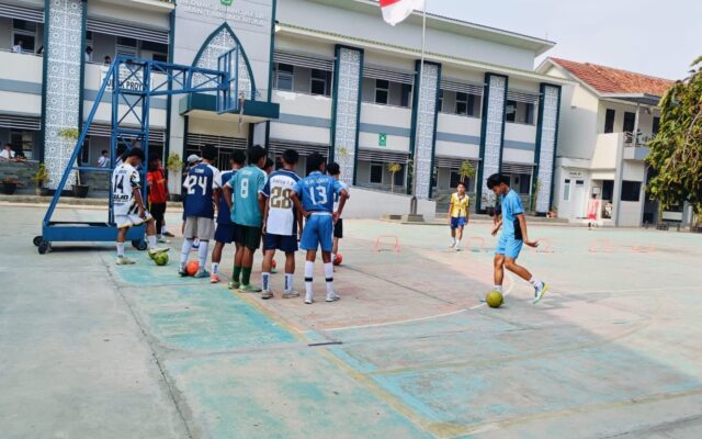 Konsisten dan Bersemangat, Siswa MAN 1 Majalengka Ikuti Pembinaan Futsal