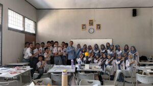 Waka Humas MAN 1 Majalengka Supervisi Pembelajaran Fisika Berbasis KBC Kelas XI.2