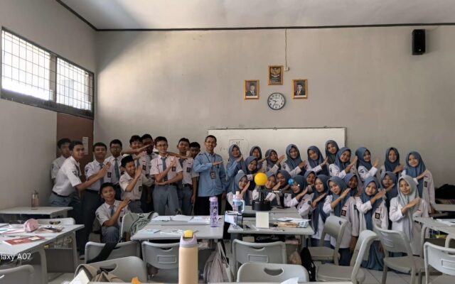Waka Humas MAN 1 Majalengka Supervisi Pembelajaran Fisika Berbasis KBC Kelas XI.2