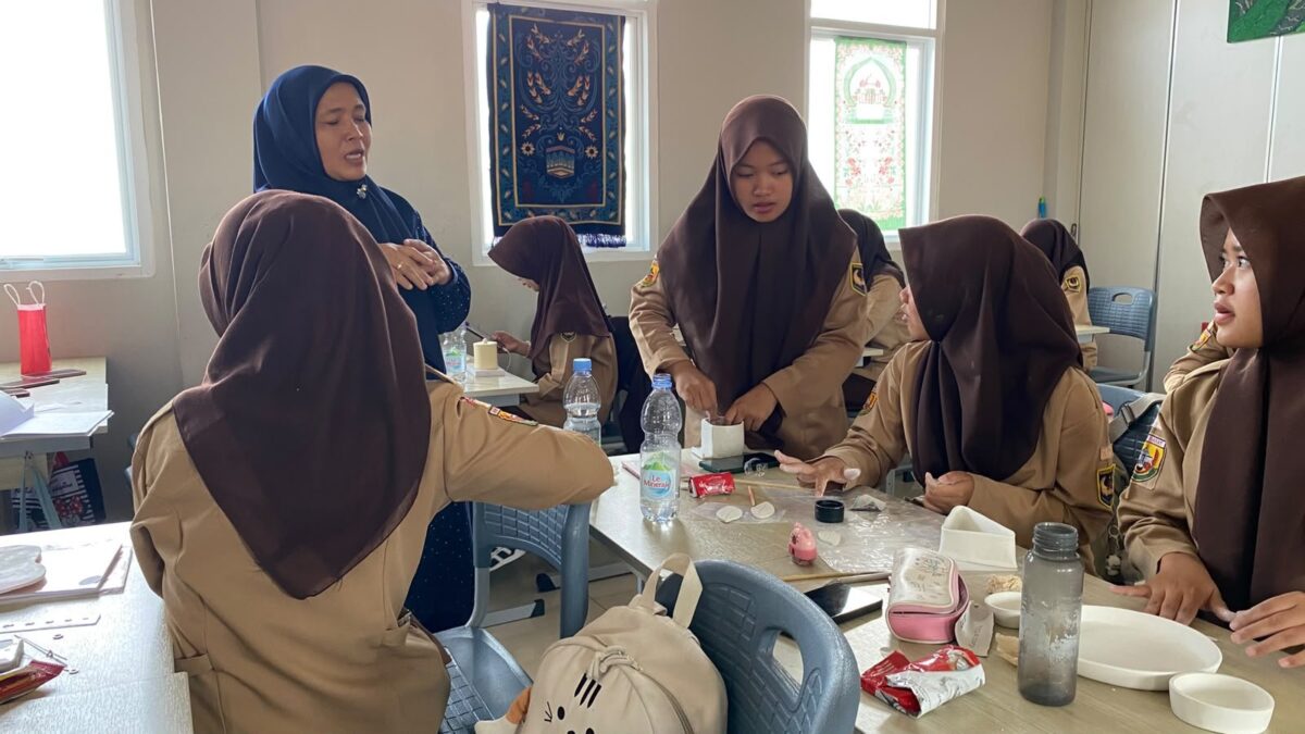Siswa Kelas XII.2 MAN 1 Majalengka Sempurnakan Produk Kewirausahaan Melalui Finishing Praktikum PKWU
