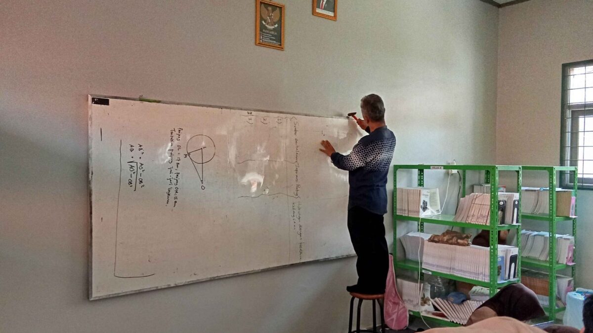 Tingkatkan Nyaman Belajar, Operator MAN 1 Majalengka Perbaiki Bor Papan Tulis Perpustakaan