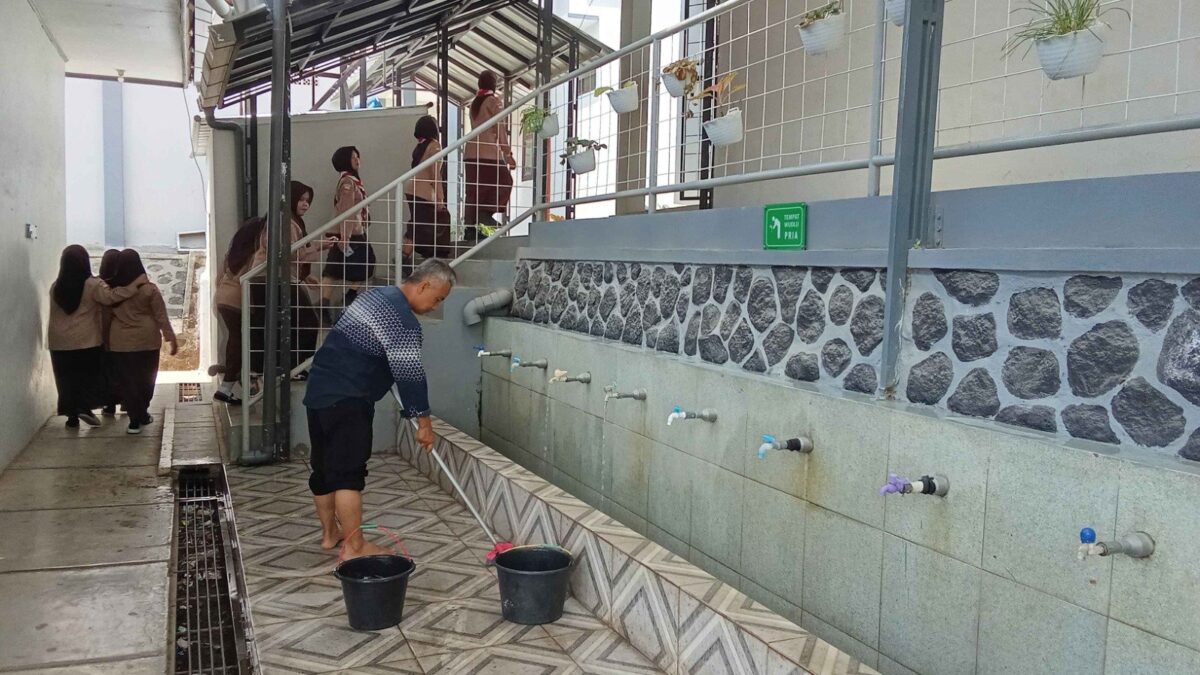 Tingkatkan Kenyamanan Ibadah Siswa, MAN 1 Majalengka Bersihkan Fasilitas Wudu