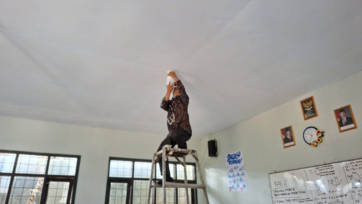 Tingkatkan Kenyamanan Belajar, MAN 1 Majalengka Perbarui Fasilitas Pencahayaan Ruang Kelas