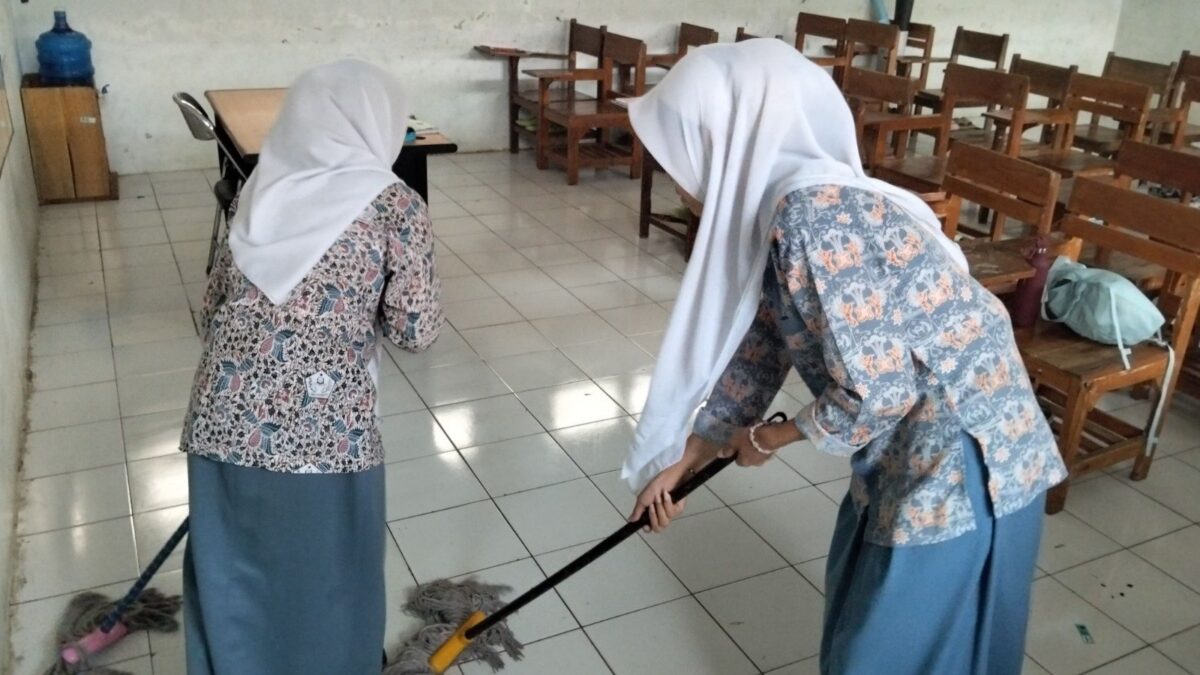 Tingkatkan Kenyamanan Belajar, Siswa Kelas X.9 Kemenag Majalengka Giatkan Piket Bersama