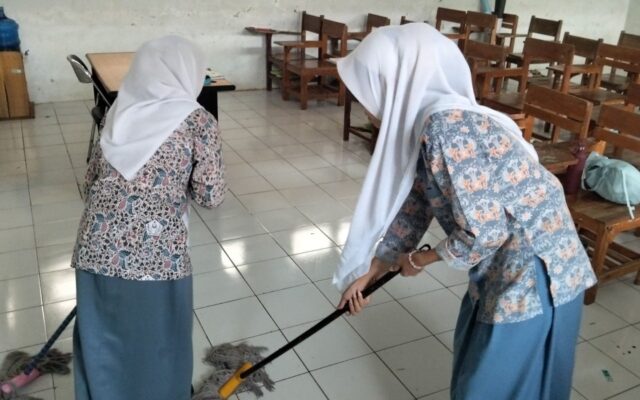 Tingkatkan Kenyamanan Belajar, Siswa Kelas X.9 Kemenag Majalengka Giatkan Piket Bersama
