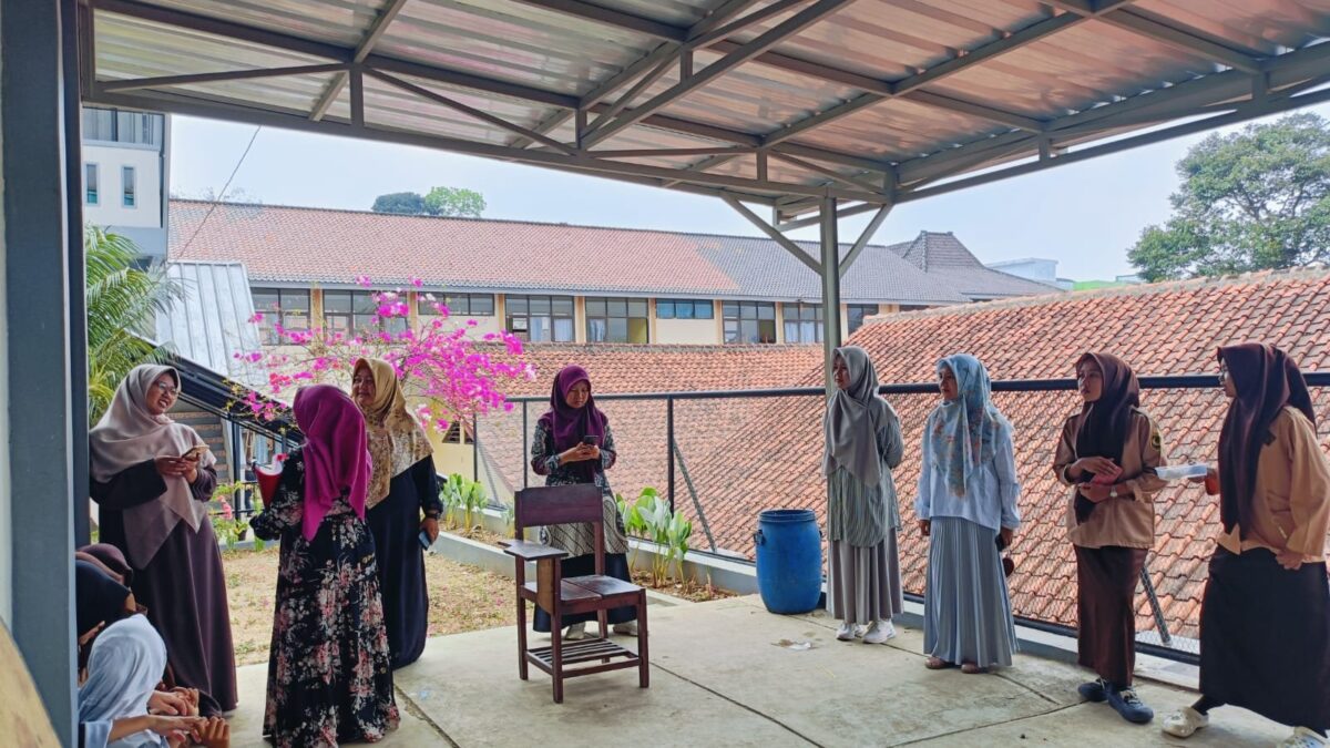 Keputrian MAN 1 Majalengka Hadirkan Kreasi Kuliner Melalui Praktik Membuat Bolu Pisang