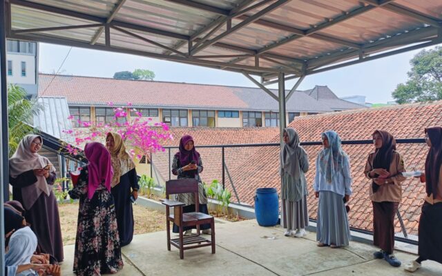 Keputrian MAN 1 Majalengka Hadirkan Kreasi Kuliner Melalui Praktik Membuat Bolu Pisang