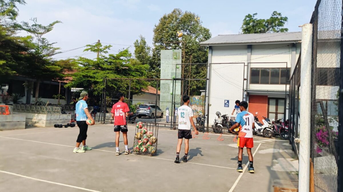 Tingkatkan Prestasi Olahraga, Siswa Kelas X.13 MAN 1 Majalengka Antusias Ikuti Pembinaan Voli