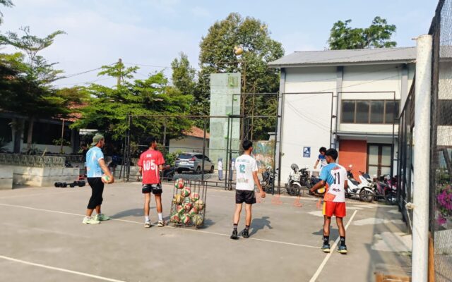 Tingkatkan Prestasi Olahraga, Siswa Kelas X.13 MAN 1 Majalengka Antusias Ikuti Pembinaan Voli