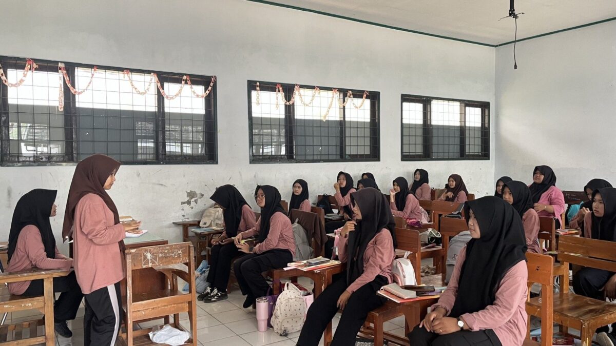 Persiapkan Barang Bazar, Anggota Ekstrakurikuler Tata Busana MAN 1 Majalengka Asah Keterampilan Berwirausaha