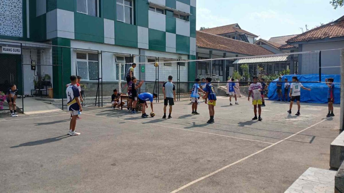 Tingkatkan Keterampilan dan Sportivitas, Siswa MAN 1 Majalengka Ikuti Diklat Ekstra Bola Voli