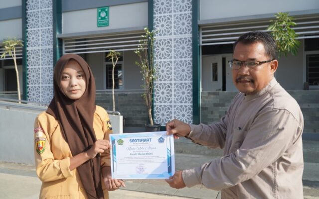 MAN 1 Majalengka Berikan Penghargaan Kepada Peraih Medali Emas Olimpiade Sains Nasional