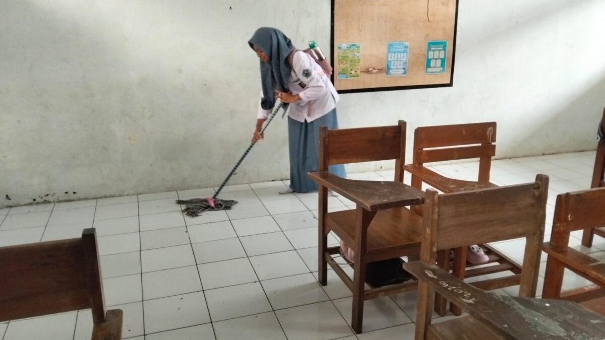 Jaga Kebersihan Lingkungan Belajar, Siswa Kelas X.9 Gelar Kegiatan Piket Rutin