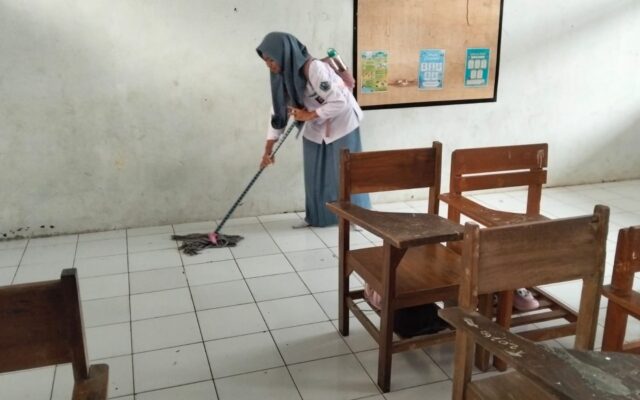 Jaga Kebersihan Lingkungan Belajar, Siswa Kelas X.9 Gelar Kegiatan Piket Rutin