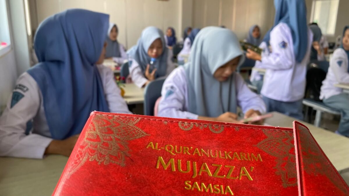 Tingkatkan Literasi Al-Qur’an, Siswa XII.2 MAN 1 Majalengka Terima Buku Tadarus