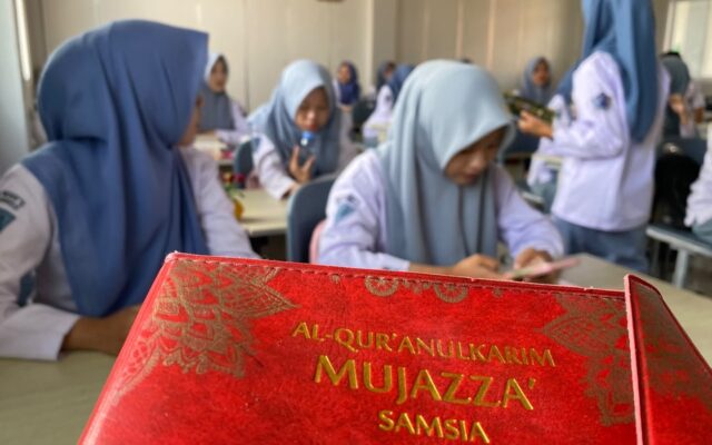 Tingkatkan Literasi Al-Qur’an, Siswa XII.2 MAN 1 Majalengka Terima Buku Tadarus