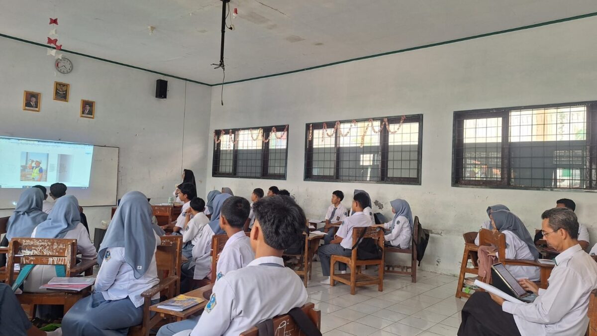 Waka Humas MAN 1 Majalengka Supervisi Pembelajaran Matematika Berbasis KBC Kelas X.10