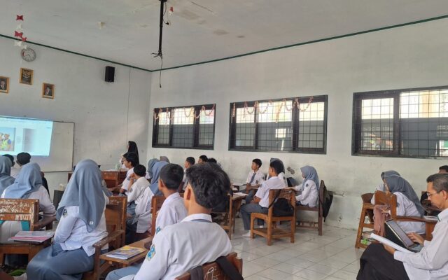 Waka Humas MAN 1 Majalengka Supervisi Pembelajaran Matematika Berbasis KBC Kelas X.10