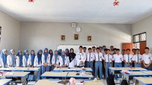 Waka Humas MAN 1 Majalengka Supervisi Pembelajaran Pendidikan Pancasila Berbasis KBC di Kelas XII.5