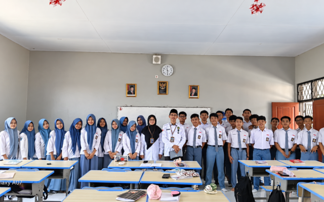 Waka Humas MAN 1 Majalengka Supervisi Pembelajaran Pendidikan Pancasila Berbasis KBC di Kelas XII.5